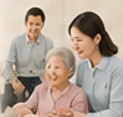 가족과 요양보호사가 입소 어르신 곁에서 함께 이야기하는 모습