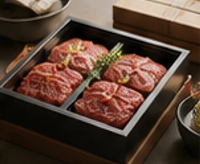 뚜껑을 연 나무 상자 안에 두 칸으로 나뉘어 담긴 한우 양념 갈비
