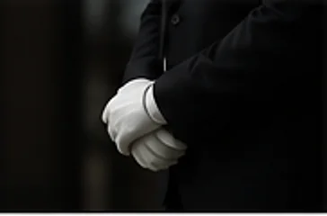 흰 장갑을 낀 장례지도사가 두 손을 모으고 서 있는 모습