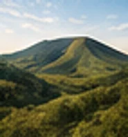 초록빛 능선이 이어지는 제주의 오름