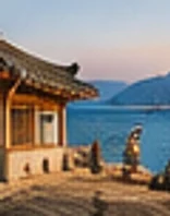 바다를 마주한 남도 어촌의 한옥과 돌담