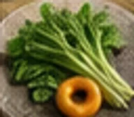 채반에 올린 애호박과 잎채소