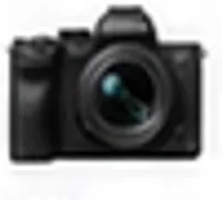 표준 줌 렌즈를 물린 키오라 K20 APS-C 카메라 바디