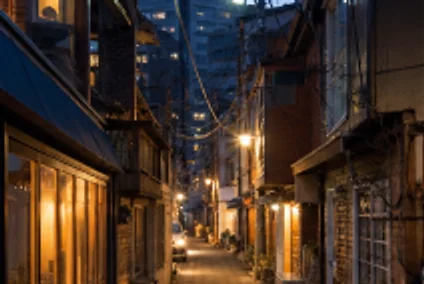 해 질 무렵 너울골 달빛골목. 좁은 길 양쪽으로 낮은 가게들이 불을 켜고 있다.