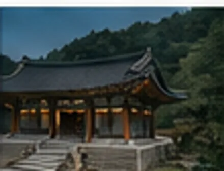 계곡 옆 돌축대 위에 세워진 전각