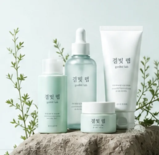 결빛 랩 토너·세럼·크림·클렌징 제품이 돌 위에 놓인 사진