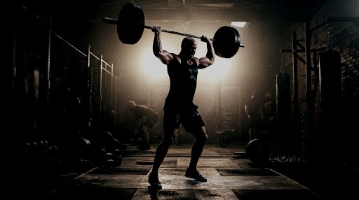 새벽 여섯 시, 셔터가 반쯤 열린 그릿짐 입구