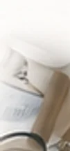 졸업 증서와 돋보기를 함께 둔 학위과정 안내 이미지
