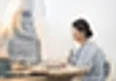책상에서 자료를 정리하는 실무 과정 수강생