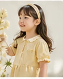 노란 도트 원피스를 입은 아이