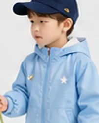하늘색 윈드 자켓을 입은 아이