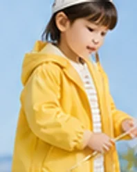 노란 레인 코트를 입은 아이
