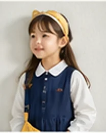 네이비 점퍼스커트를 입은 아이