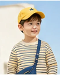 머스터드 줄무늬 티셔츠를 입은 아이