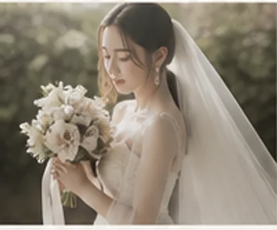 하얀 부케를 든 채 베일을 쓴 신부의 옆모습