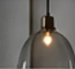 필라멘트가 비쳐 보이는 연회색 유리 갓