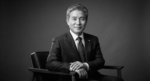 회의실 창가에 놓인 사건 기록