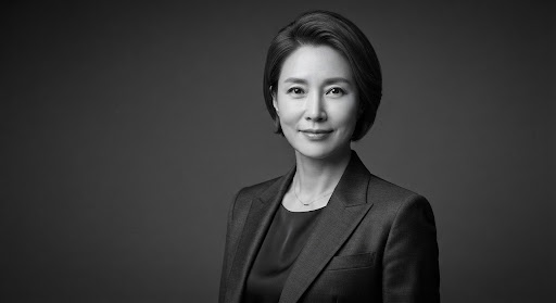저녁 무렵 불이 켜진 사무소 창