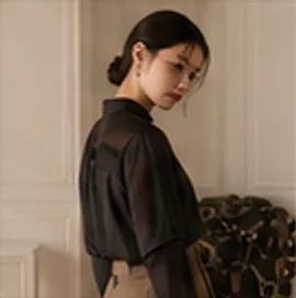 시어 블라우스를 입고 옆으로 선 착장
