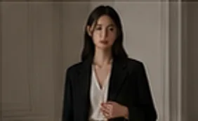 검정 재킷 안에 흰 셔츠를 받쳐 입은 착장