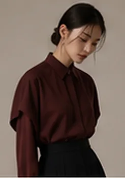 버건디 셔츠 블라우스를 M 사이즈로 착용한 모델