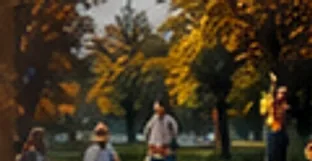가을 나무가 늘어선 공원에서 열린 시민 문화행사
