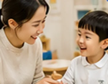 선생님과 아이가 마주 보며 교구로 놀이하는 모습