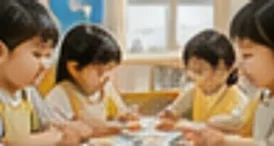 아이 넷이 책상에 둘러앉아 오전 탐구 활동에 집중하는 모습