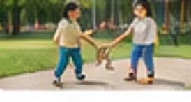 아이 둘이 잔디밭 산책로에서 함께 뛰노는 모습