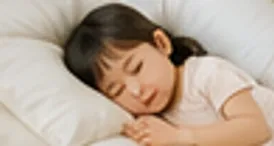 아이가 베개를 베고 편안하게 낮잠을 자는 모습