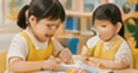 아이 둘이 마주 앉아 오후 미술 활동을 하는 모습