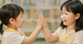 아이 둘이 손바닥을 맞대며 하원 인사를 나누는 모습