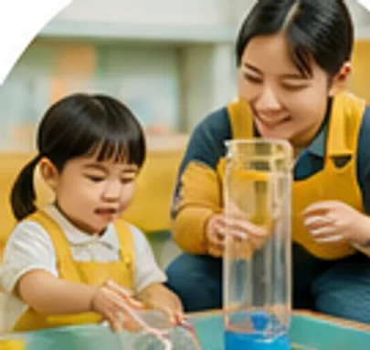 선생님과 아이가 물이 담긴 통을 함께 살펴보는 탐구 활동