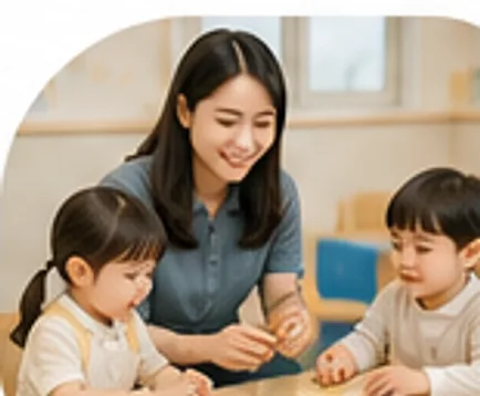 선생님이 아이 둘과 함께 책상에서 교구 활동을 돕는 모습