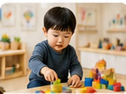24~36개월 아이가 원목 블록을 하나씩 쌓아 올리는 모습