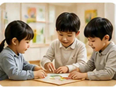 아이 셋이 책상에 둘러앉아 함께 그림을 그리는 모습