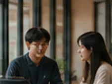 오프사이트 워크숍에서 마주 앉아 이야기를 나누는 두 명의 모노랩 구성원