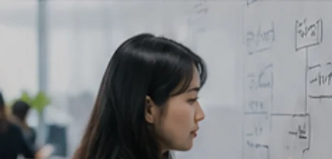 화이트보드에 사용자 흐름을 그리며 설명하는 모노랩 프로덕트 디자이너