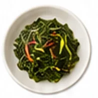 깻잎순나물 한 그릇을 위에서 내려다본 사진