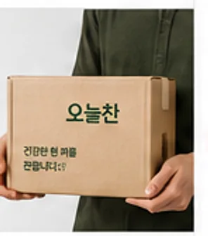 오늘찬 배송 상자를 두 손으로 건네는 모습