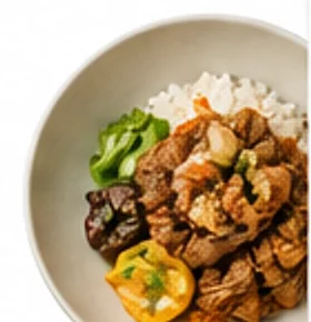 버섯 불고기 덮밥과 갓 지은 밥을 차린 한 상