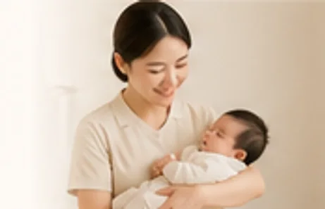 간호사가 신생아를 안고 산모에게 수유 자세를 설명하는 모습