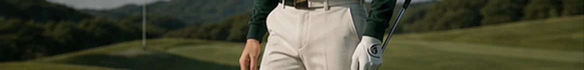 이슬 내린 이른 아침 페어웨이를 걷는 라운드 장면