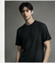 테크 셔츠의 어깨선과 소매 길이를 보여 주는 착용 사진