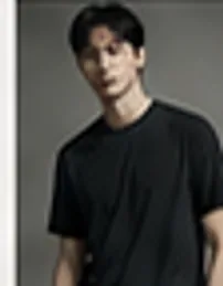 테크 셔츠를 입은 모델의 상반신 정면 사진