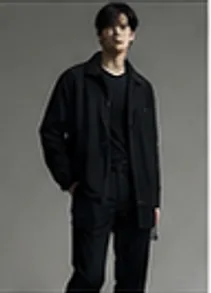 검은 아우터를 겹쳐 입은 모델의 전신 사진