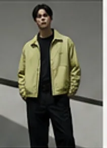 라임색 블루종과 검은 팬츠를 입은 모델의 전신 사진