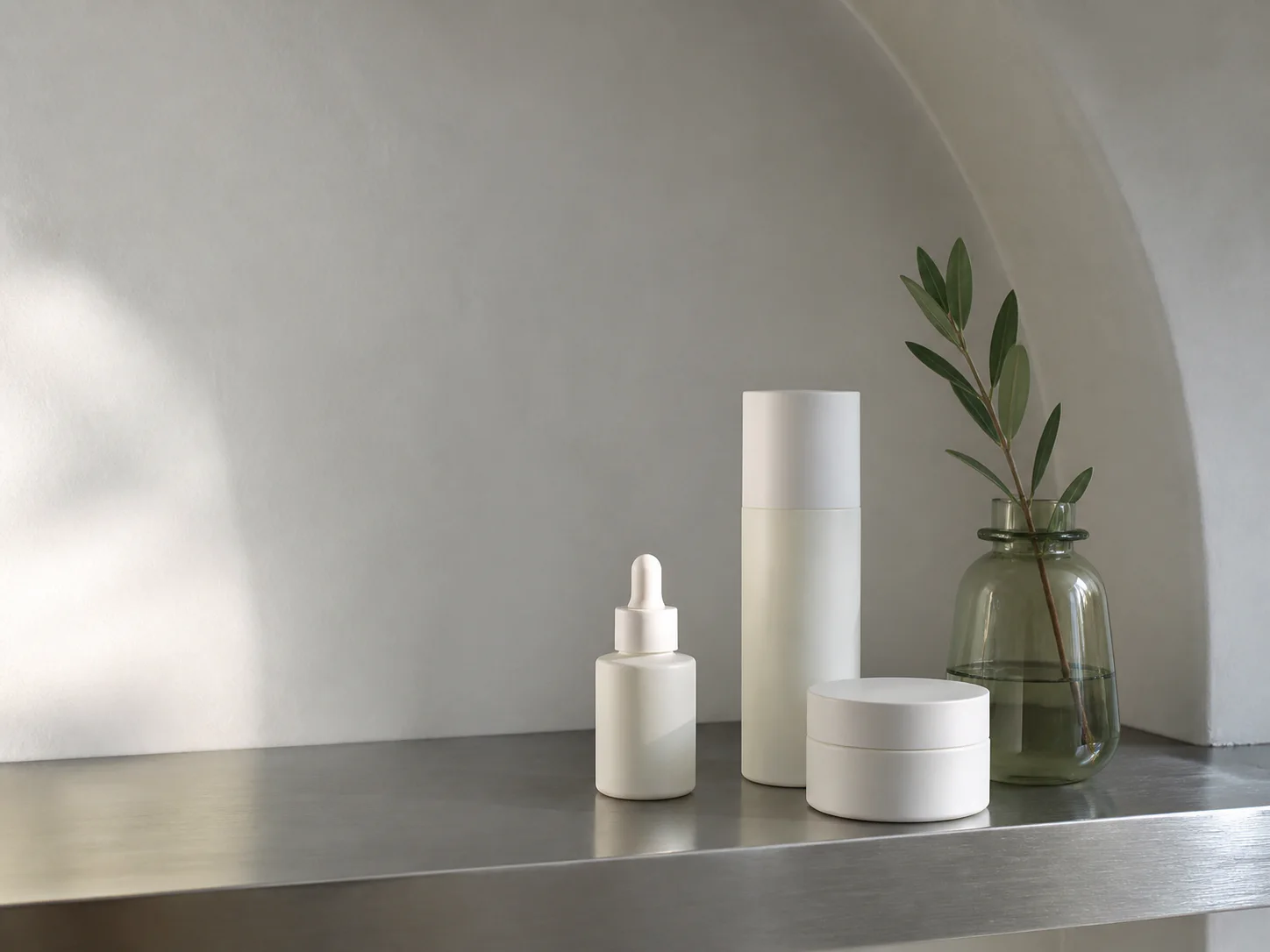 라벨 없는 스킨케어 용기와 세이지 화병