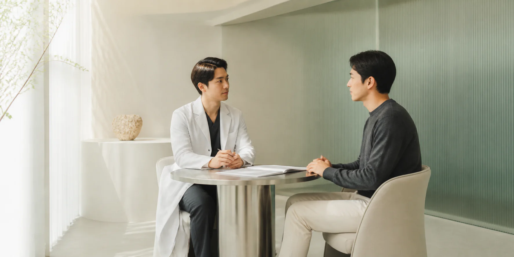 의료진과 환자가 마주 앉아 상담하는 모습