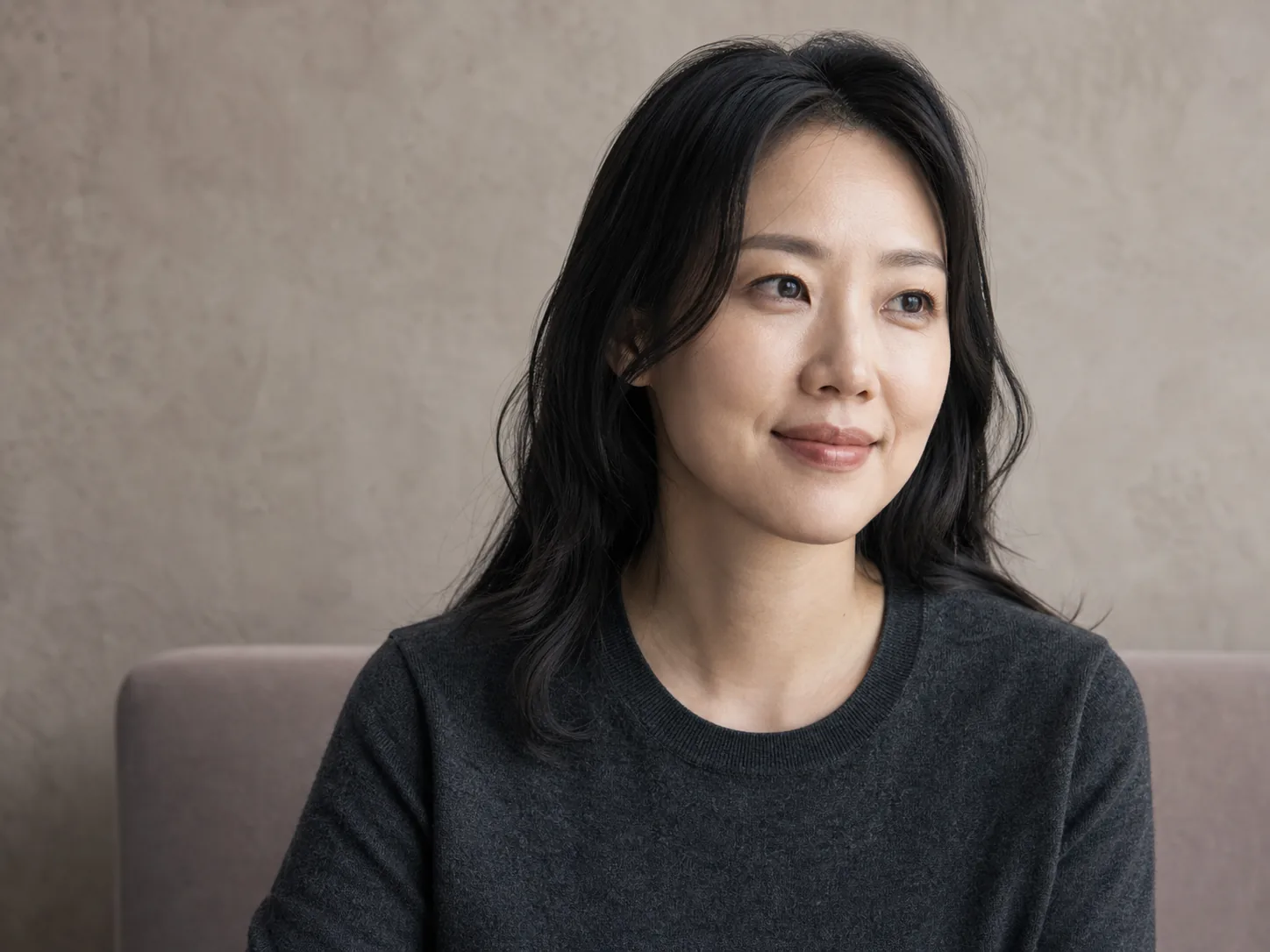 차분하게 미소 짓는 성인 여성의 오리지널 에디토리얼 인물 사진